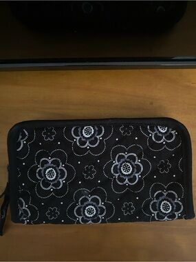 Thirty One Bland & White Onyx Blossom wallet